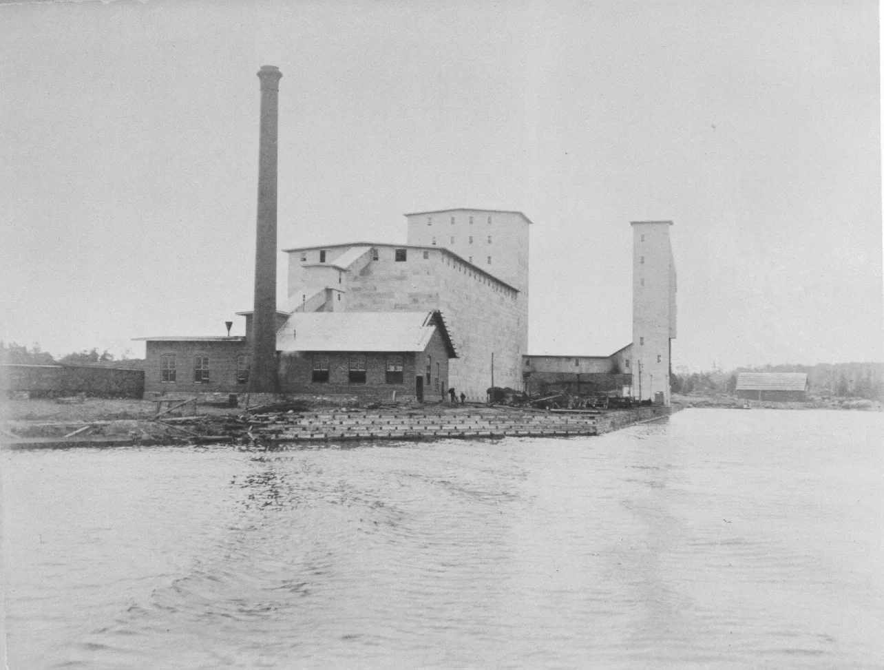Historic view of Depot Harbour elevator